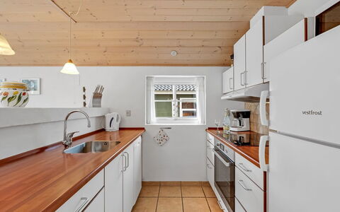 Herminia - 350M to the Fjord: Køkken, Gulvbelægning, Countertop, Indretning, Træ, Loft, Etage, Møbel, Cabinetry, Køkken Apparat