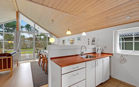 Herminia - 350M to the Fjord: Gulvbelægning, Indretning, Træ, Loft, Etage, Møbel, Køkken, Countertop, Hjem, Cabinetry