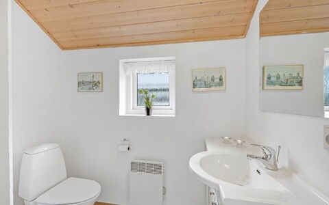Herminia - 350M to the Fjord: Sanitærarmatur, Træ, Gulvbelægning, Etage, Indretning, Loft, Badeværelsesvask, Håndvask, Badeværelse, Vvs