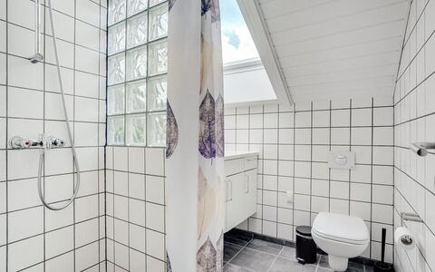 Matthis - 500M to the Fjord: Sanitærarmatur, Badeværelse, Gulvbelægning, Etage, Indretning, Vvs, Flise, Kompositmateriale, Lejlighed, Glas