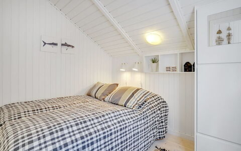 Matthis - 500M to the Fjord: Træ, Soveværelse, Indretning, Loft, Gulvbelægning, Seng, Etage, Sengetøj, Sengetøj, Værelse