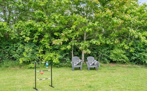 Matthis - 500M to the Fjord: Blad, Busk, Udendørs Bench, Have, Lawn, Skygge, Vedplante, Udendørs Møbler, Gård, Landscaping