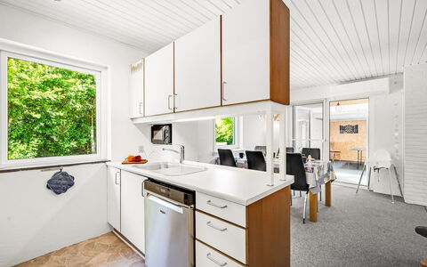 Aarni - 250M to the Fjord: Køkken, Træ, Gulvbelægning, Indretning, Countertop, Etage, Loft, Større Bandage, Cabinetry, Køkken Apparat