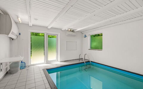Aarni - 250M to the Fjord: Svømmepøl, Gulvbelægning, Etage, Loft, Kompositmateriale, Udvej, Design, Eco Hotel, Hotel, Dagslys