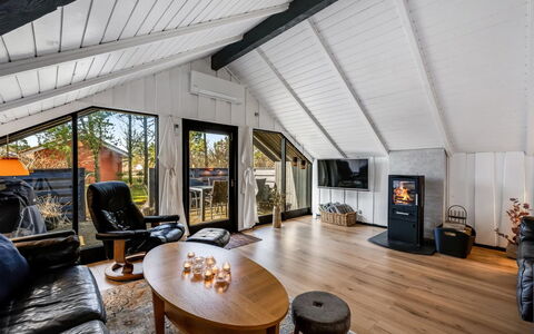 Raita - 350M to the Fjord: Træ, Hjem, Sommerhus, Møbel, Hårdttræ, Loft, Bjælkehytte, Trægulve, Stue, Planke