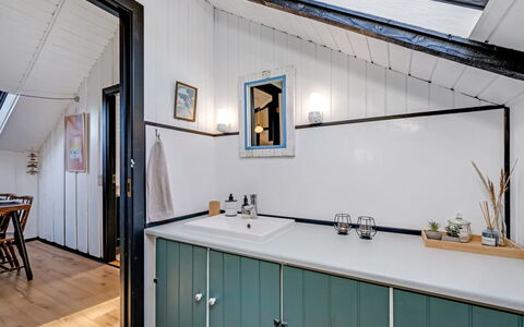 Raita - 350M to the Fjord: Indretning, Loft, Lysarmatur, Belysning, Køkken, Countertop, Glas, Cabinetry, Sanitærarmatur, Attic