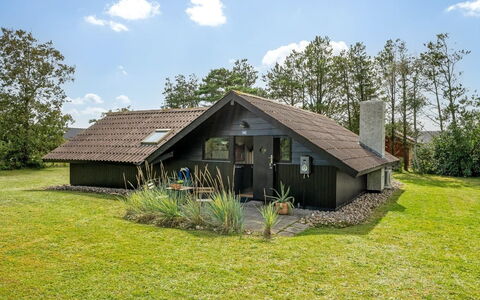 Raita - 350M to the Fjord: Græs, Bygning, Hus, Tag, Hjem, Sommerhus, Busk, Land Lot, Landdistrikt