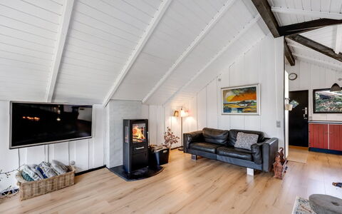 Raita - 350M to the Fjord: Møbel, Træ, Indretning, Gulvbelægning, Etage, Stol, Værelse, Loft, Stue, Lejlighed