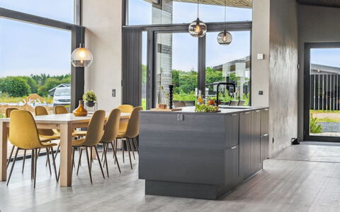 Anelle - 500M from the Sea: Gulvbelægning, Indretning, Møbel, Etage, Køkken, Countertop, Lysarmatur, Stol, Trægulve, Loft