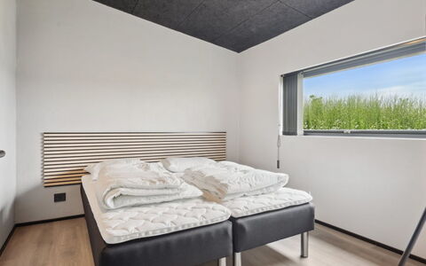 Anelle - 500M from the Sea: Loft, Indretning, Soveværelse, Værelse, Seng, Bed Frame, Lysarmatur, Sengetøj, Design