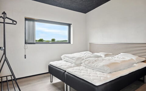 Anelle - 500M from the Sea: Loft, Indretning, Soveværelse, Seng, Etage, Bed Frame, Lysarmatur, Sengetøj, Værelse, Sengetøj