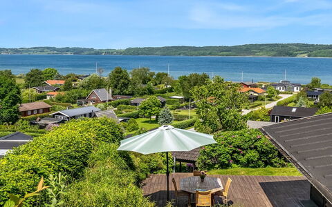 Stjerne - 300M from the Sea: Grøn, Hus, Tag, Landskab, Boligområde, Land Lot, Hjem, Sommerhus, Estate