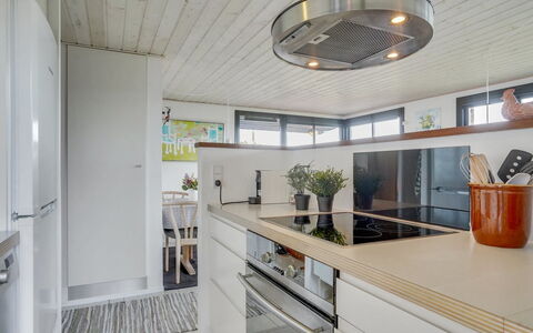 Stjerne - 300M from the Sea: Køkken, Countertop, Indretning, Gulvbelægning, Køkken Apparat, Møbel, Cabinetry, Etage, Lysarmatur, Træ