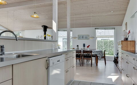 Hilmer - from the Sea: Køkken, Countertop, Gulvbelægning, Indretning, Møbel, Træ, Loft, Etage, Cabinetry, Lysarmatur