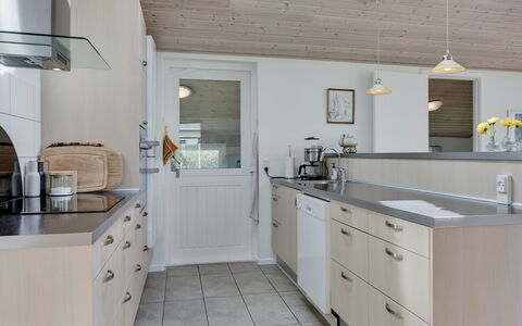 Hilmer - from the Sea: Countertop, Køkken, Indretning, Gulvbelægning, Cabinetry, Møbel, Loft, Træ, Håndvask, Etage