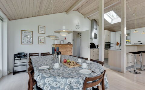 Hilmer - from the Sea: Tag, Hus, Hjem, Sommerhus, Sidespor, Estate, Indkørsel, Garden Bygninger, Gård, Skur