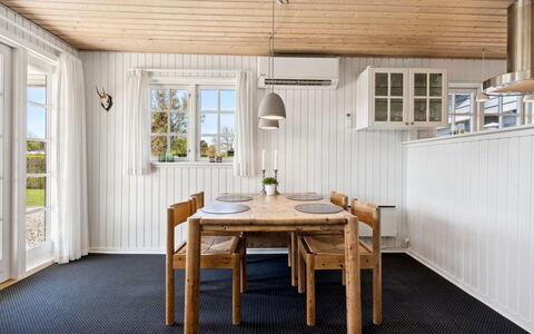 Ekatarina - 125M from the Sea: Gulvbelægning, Træ, Møbel, Loft, Indretning, Etage, Køkken & Spisebord, Spisestue, Trægulve, Hjem