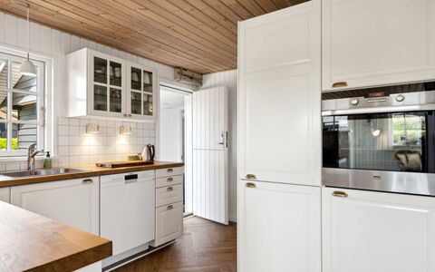 Ekatarina - 125M from the Sea: Køkken Apparat, Køkken, Træ, Gulvbelægning, Cabinetry, Større Bandage, Indretning, Countertop, Loft, Etage