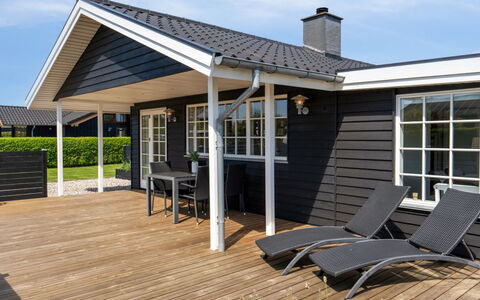 Ekatarina - 125M from the Sea: Sommerhus, Skygge, Udendørs Møbler, Veranda, Dæk, Udendørs Struktur, Sidespor