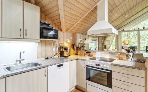 Ellica - 50Km from the Sea: Køkken, Træ, Loft, Countertop, Indretning, Køkken Apparat, Større Bandage, Lysarmatur, Hjem, Cabinetry