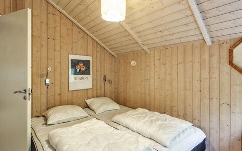 Ellica - 50Km from the Sea: Soveværelse, Væg, Træ, Seng, Indretning, Loft, Etage, Gulvbelægning, Sengetøj, Sengetøj