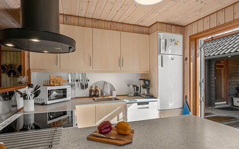 Engeline - 300M to the Fjord: Køkken, Træ, Countertop, Køkken Apparat, Gulvbelægning, Indretning, Møbel, Husholdningsapparat, Loft, Større Bandage