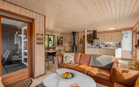 Engeline - 300M to the Fjord: Indretning, Træ, Møbel, Gulvbelægning, Loft, Etage, Couch, Værelse, Stue, Stol
