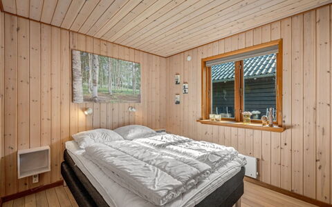 Engeline - 300M to the Fjord: Træ, Soveværelse, Indretning, Loft, Seng, Gulvbelægning, Etage, Sengetøj, Værelse, Hjem