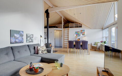 Daina - 400M to the Fjord: Indretning, Couch, Træ, Møbel, Gulvbelægning, Stue, Loft, Etage, Trægulve