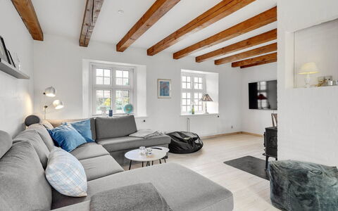 Thorge - 75M to the Fjord: Indretning, Møbel, Gulvbelægning, Væg, Couch, Træ, Loft, Etage, Stue, Hjem