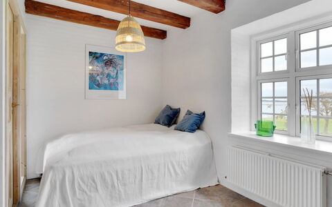 Thorge - 75M to the Fjord: Gulvbelægning, Etage, Væg, Indretning, Træ, Soveværelse, Loft, Seng, Værelse, Møbel