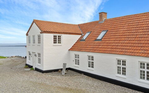 Thorge - 75M to the Fjord: Bygning, Vindue, Hus, Hjem, Tag, Arkitektur, Sommerhus, Estate, Hældning, Skydevindue