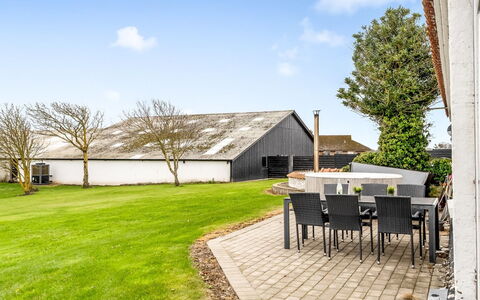 Thorge - 75M to the Fjord: Himmel, Græs, Land Lot, Tag, Skygge, Sommerhus, Lawn, Have, Landscaping, Estate