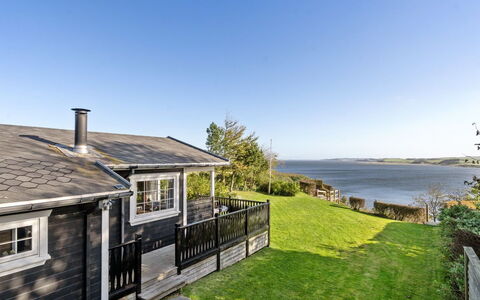Lenita - 30M to the Fjord: Blå, Busk, Sommerhus, Bunddække, Have, Estate, Skygge, Landscaping, Stuehus, Eco Hotel
