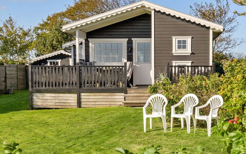 Lenita - 30M to the Fjord: Blå, Busk, Sommerhus, Bunddække, Have, Estate, Skygge, Landscaping, Stuehus, Eco Hotel