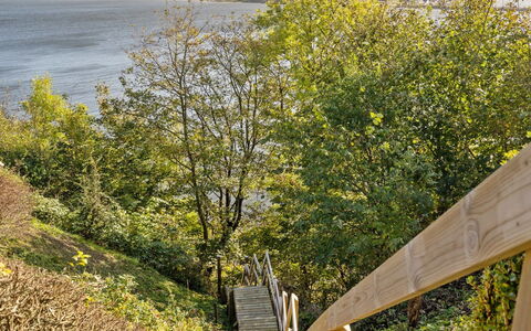 Lenita - 30M to the Fjord: Blå, Busk, Sommerhus, Bunddække, Have, Estate, Skygge, Landscaping, Stuehus, Eco Hotel