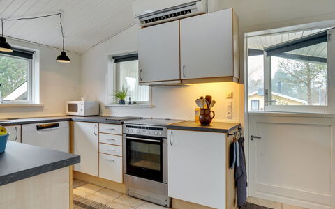 Ljupka - 1Km from the Sea: Køkken, Træ, Countertop, Indretning, Loft, Gulvbelægning, Køkken Apparat, Større Bandage, Cabinetry, Møbel