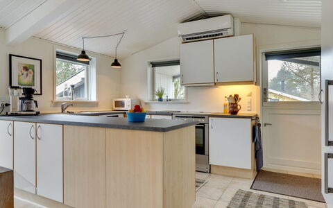 Ljupka - 1Km from the Sea: Køkken, Countertop, Loft, Gulvbelægning, Indretning, Cabinetry, Køkken Apparat, Møbel, Større Bandage, Etage