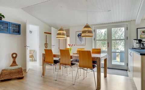 Ljupka - 1Km from the Sea: Møbel, Indretning, Gulvbelægning, Etage, Træ, Trægulve, Loft, Stol, Lysarmatur, Spisestue
