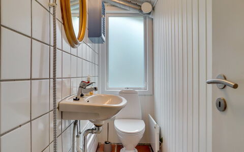Ljupka - 1Km from the Sea: Badeværelse, Sanitærarmatur, Toiletbræt, Væg, Toilet, Badeværelsesvask, Gulvbelægning, Håndvask, Etage, Indretning