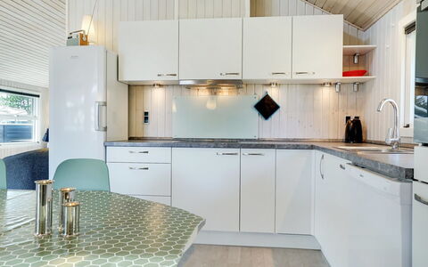 Mettemarie - 800M from the Sea: Køkken, Countertop, Indretning, Træ, Loft, Gulvbelægning, Køkken Apparat, Lysarmatur, Større Bandage, Håndvask