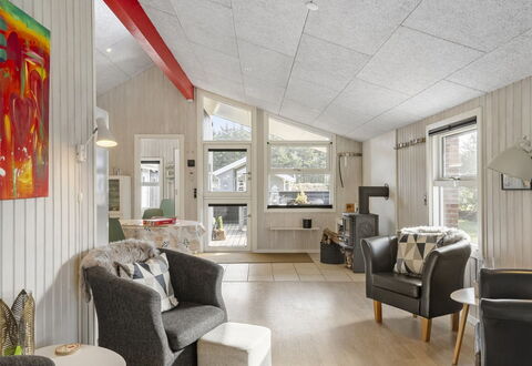 Mettemarie - 800M from the Sea: Træ, Loft, Indretning, Møbel, Stue, Værelse, Lysarmatur, Couch, Stol