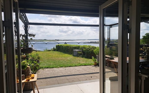 Nielsen - 30M to the Fjord: Skygge, Glas, Kyst, Ocean, Home Dør, Blomsterkrukke, Altan, Stol, Hårdttræ, Stueplante