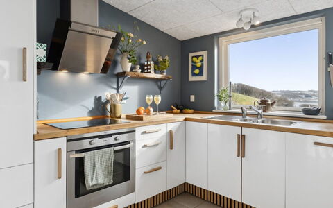 Nielsen - 30M to the Fjord: Køkken, Gulvbelægning, Cabinetry, Countertop, Køkken Apparat, Større Bandage, Husholdningsapparat, Komfur