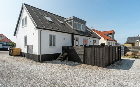 Thilla - 100M from the Sea: Bygning, Vindue, Tag, Hus, Hjem, Boligområde, Arkitektur, Sommerhus, Kompositmateriale, Sidespor