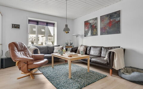 Thilla - 100M from the Sea: Møbel, Gulvbelægning, Indretning, Couch, Etage, Stue, Træ, Trægulve, Hjem, Værelse