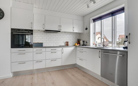 Thilla - 100M from the Sea: Køkken, Gulvbelægning, Cabinetry, Countertop, Træ, Indretning, Etage, Køkken Apparat, Loft, Større Bandage
