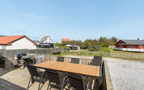 Thilla - 100M from the Sea: Himmel, Træ, Tag, Hjem, Planke, Dæk, Skygge, Hårdttræ, Gelænder, Boardwalk
