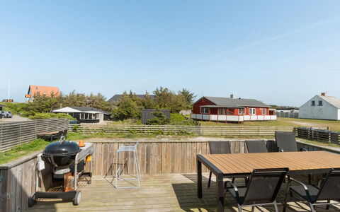 Thilla - 100M from the Sea: Himmel, Træ, Tag, Hjem, Skygge, Planke, Dæk, Sommerhus, Hårdttræ, Udendørs Møbler