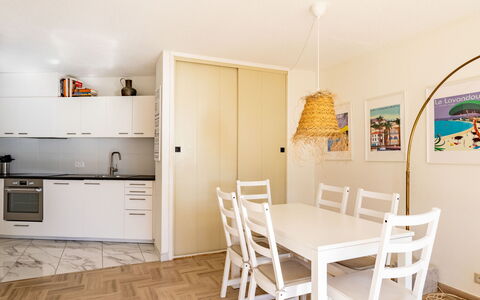 Cadet Rousse: Møbel, Cabinetry, Ejendom, Bord, Stol, Træ, Gulvbelægning, Indretning, Bygning, Countertop